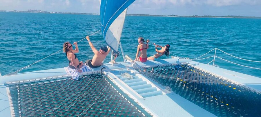 Bahamas: Swimming Pigs & Snorkeling Cruise with Lunch & Rum - The first cruise across the clear water
