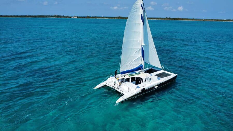 Bahamas: Swimming Pigs & Snorkeling Cruise with Lunch & Rum - Snorkeling around Athol Island
