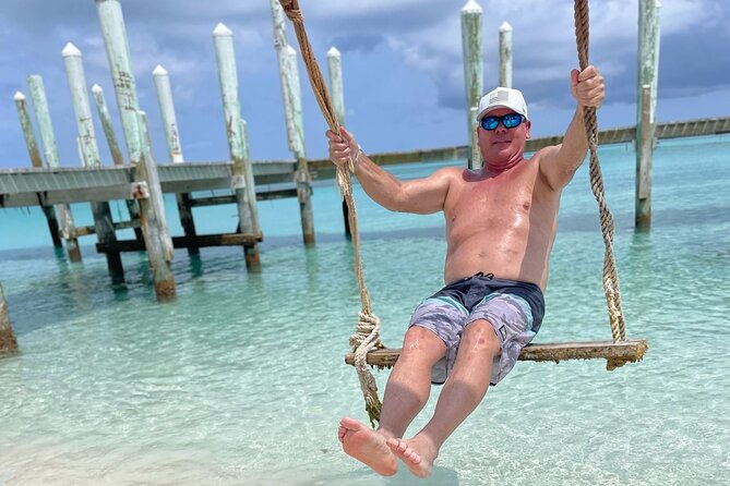 Nassau: 3 islands Pigs,Turtles,Snorkel & Beach Club with lunch - Finding turtles at Green Turtle Cay