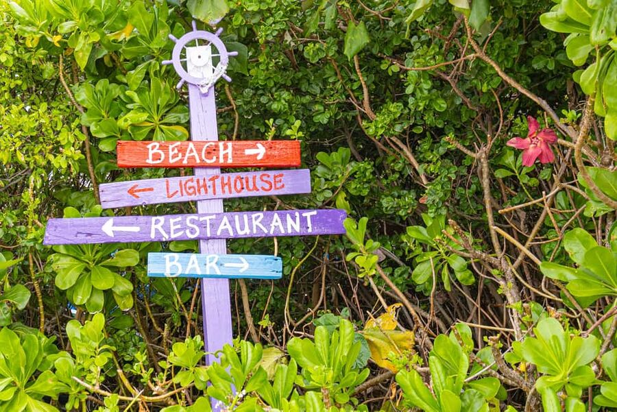 Nassau: Beach Day at SunCay incl. Lunch - Boat Tour - Stepping onto SunCay