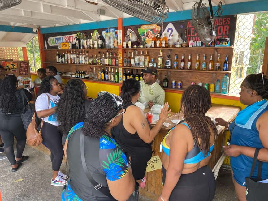 Nassau: Electric Bus Tour with Food & Drink Samples - Arawak Cay and Fort Charlotte on the way back