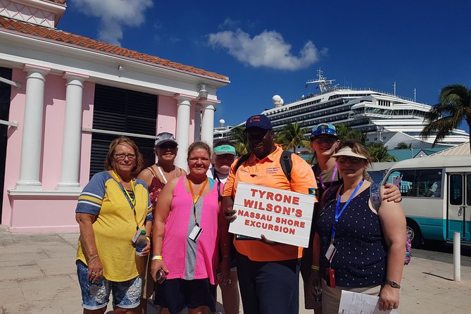 Nassau Island Highlights Sightseeing Tour - Atlantis and Paradise Island in 30 minutes