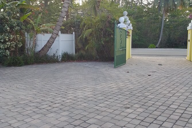 Private Airport Transfers Bahamar, Paradise Isld Airbnbs, Nassau. - How reliable is the flight tracking?