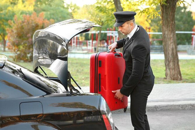 Private One-way Transfer Lynden Pindling Airport To Nassau - The drivers: personal service when communication works