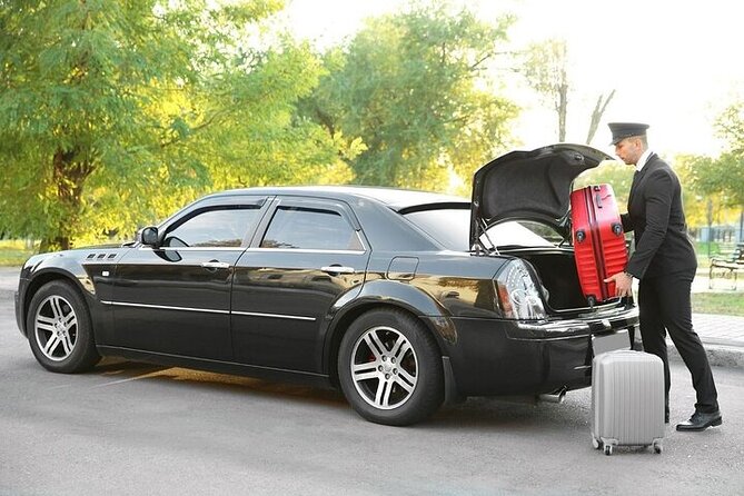 Private One-way Transfer Lynden Pindling Airport To Nassau - What the airport pickup should feel like