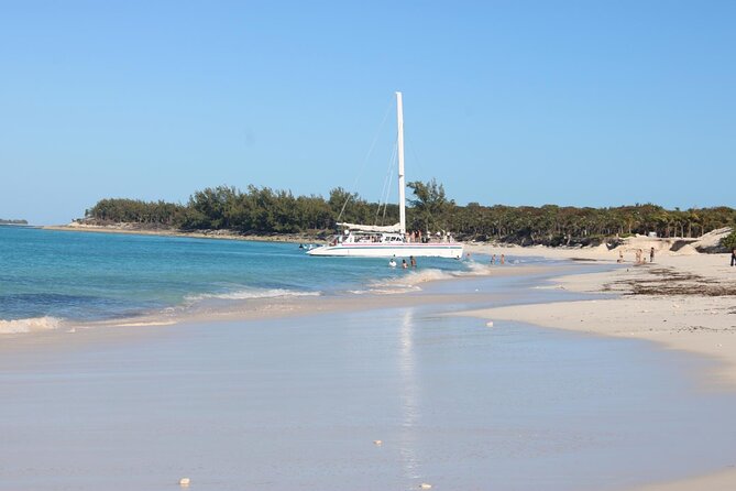 Private speed boat beach and bar hopping visiting Rose island - Rose Island and the three-island route