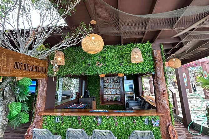 Rose Island Adventure: Snorkel, Sea Turtles, and Private Beach - Lunch, rum punch, and what the price really covers
